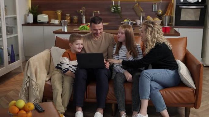 快乐的聋哑家庭在笔记本电脑上观看视频