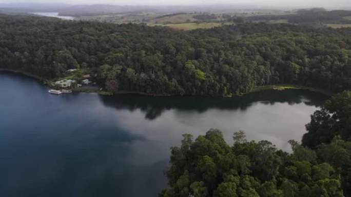 火山湖流苏着郁郁葱葱的热带雨林风景全景