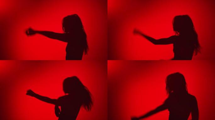 女舞者表演脱衣舞舞蹈迪斯科派对表演慢动作。红色相机上的中等镜头