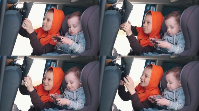 小男孩笑着与他的兄弟一起旅行并坐在汽车座椅上时从车里偷看