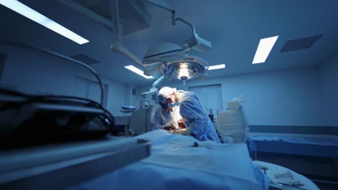 手术室。手术室中的现代化设备。神经外科手术的医疗设备。手术团队提供手术。
