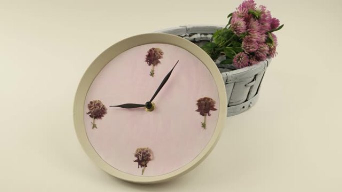 装饰时钟和带花的篮子