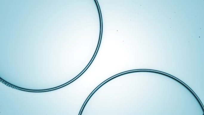 气泡的镜头相互连接，创建气泡簇