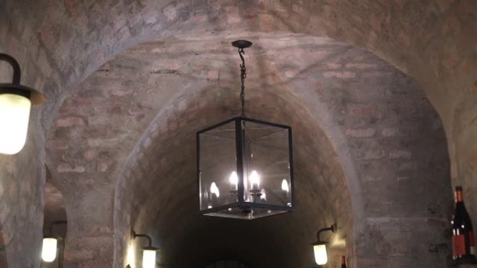 酒窖走廊砖拱顶设计，带吊灯