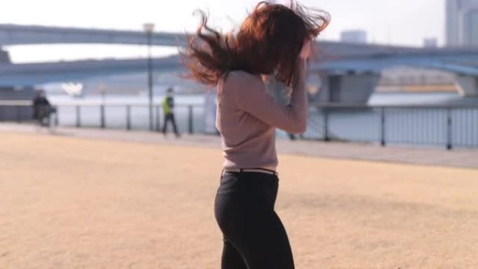 女舞者在海滨的草地上跳舞