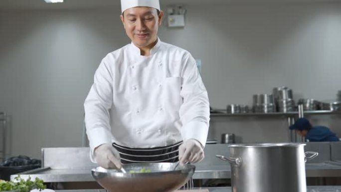 在餐厅厨房工作的亚洲男厨师的肖像