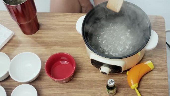 快乐的亚洲女孩你块茎通过智能手机制作视频，在家烹饪一些甜蜜的零食，生活方式概念。