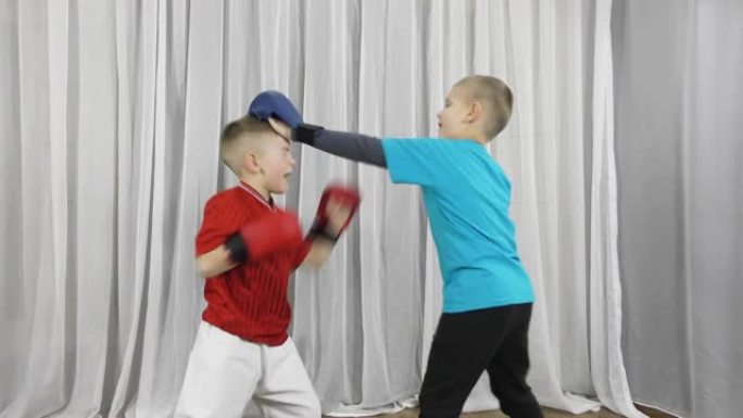 两名穿着彩色t恤，手臂上有红色和蓝色护垫的运动员练习配对练习