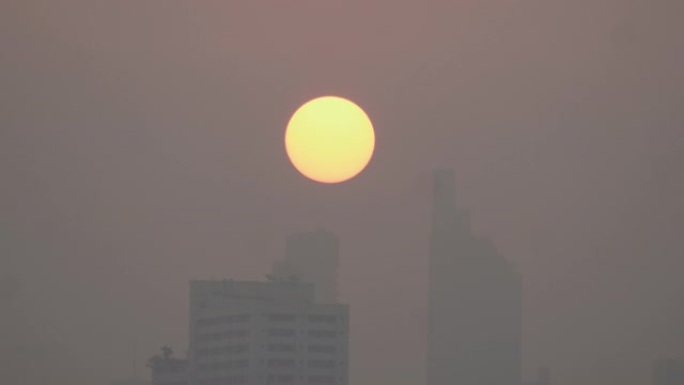 曼谷的城市景观被空气污染中的灰尘混合覆盖。上午空气细颗粒物 (PM2.5) 重污染。