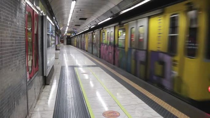 那不勒斯-地铁从大学站出发