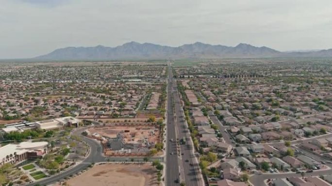 俯瞰沙漠小镇的空中俯瞰美丽的亚利桑那州阿文代尔市，在美国凤凰城附近的州际高速公路上有交通线