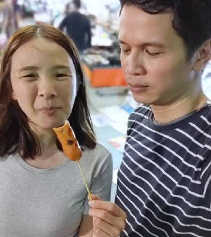 夫妇吃肉丸泰国街头食品