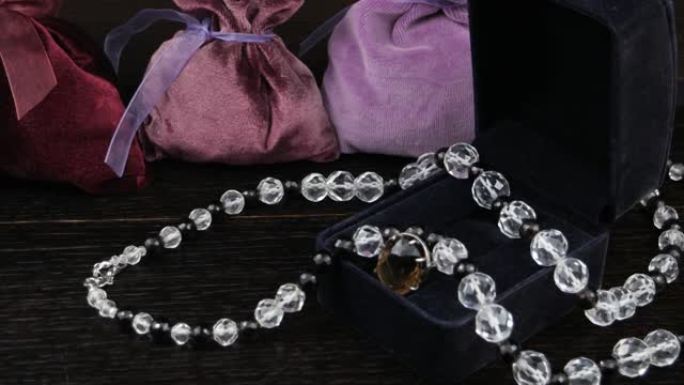 珠宝天鹅绒小袋背景上的多面水晶和烟熏石英珠子