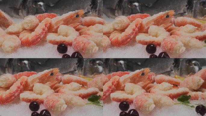 详细。新鲜的冷冻虾与雪，浆果和冰一起展出。特写，漂亮的虾色。相机移动，滑块，多莉拍摄。亚洲海鲜市场