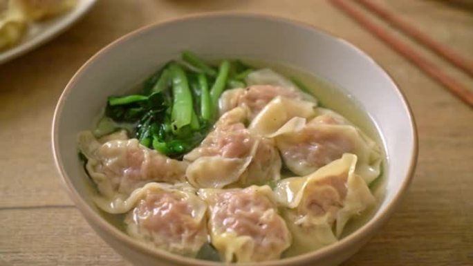 猪肉馄饨汤或蔬菜猪肉饺子汤-亚洲美食风格