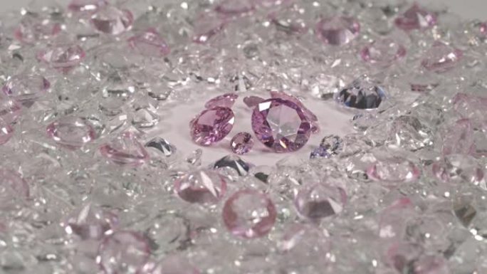 一堆粉红色的钻石放在白色钻石的中央。