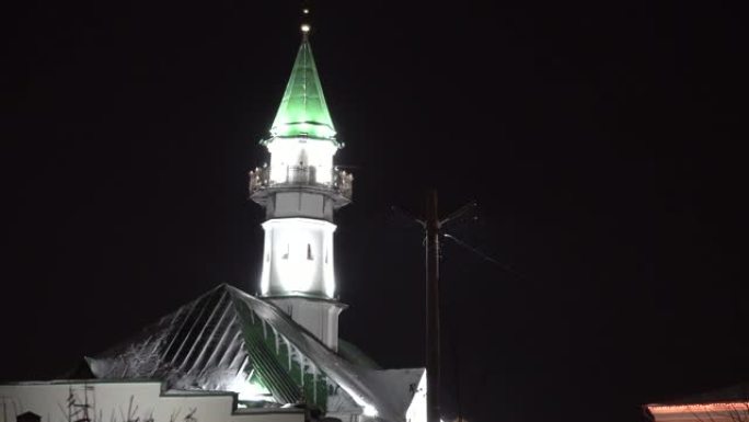 第一座主教座堂清真寺喀山鞑靼斯坦。冬夜。雪地里的屋顶