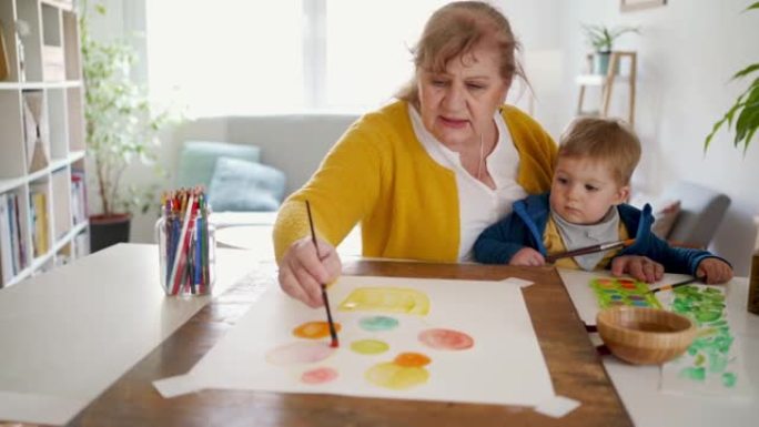 祖母和她的小孙子一起画画