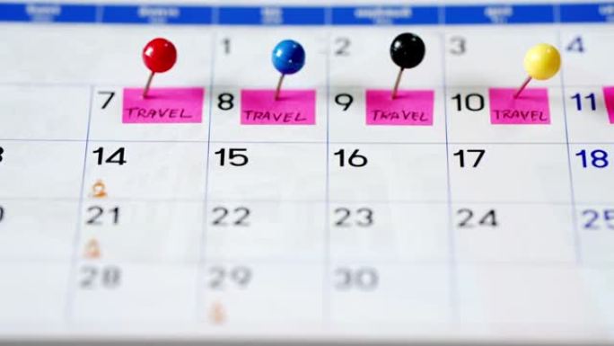 日历页面上的彩色图钉与日期特写
