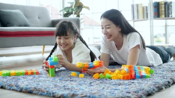 亚洲母子一起玩积木玩具