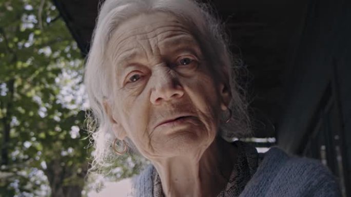 患有痴呆症的老妇人看着镜头，祖母，特写肖像系列。