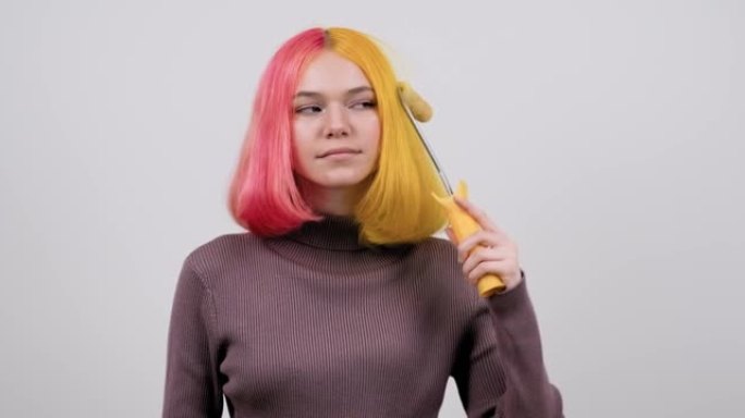 美丽的少女用建筑滚筒染发，少女用时尚的彩色发型