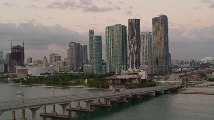 迈阿密市中心的遥远鸟瞰图，海滨、码头和太阳摩天轮。无人机制作的视频，带有转发平移摄像机运动。