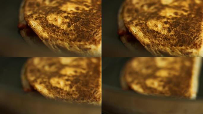 在煎锅上油炸新鲜的鸡肉玉米饼。脱下封面。制作墨西哥玉米饼的过程。宏观视图
