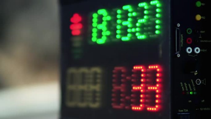 跑车比赛倒计时数字计时器，比赛结束时的秒表。特写