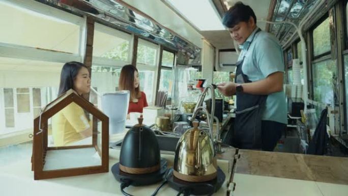 小型商务咖啡卡车展示各种类型的咖啡制作