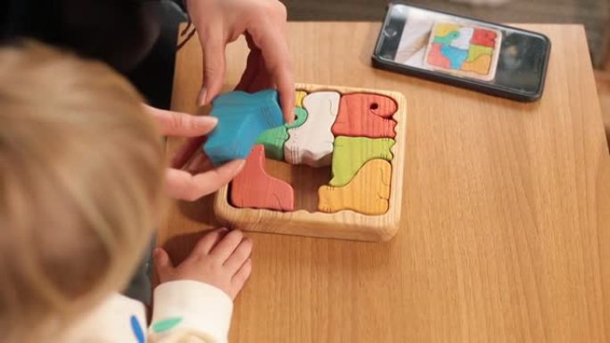 教师双手拼凑拼图儿童教学过程认知。