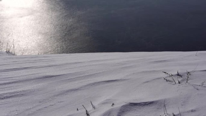 雪背景。新鲜蓬松雪的质地，特写。冬季时间概念