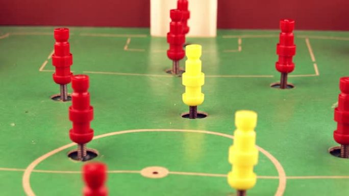 复古复古80年代足球桌面游戏，蓝色塑料球和运动员在弹簧上棋子