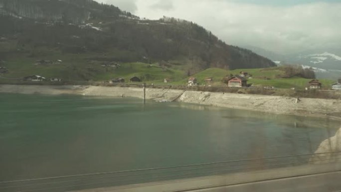 从阿尔卑斯山的布吕尼格-哈斯利贝火车上看到隆格湖