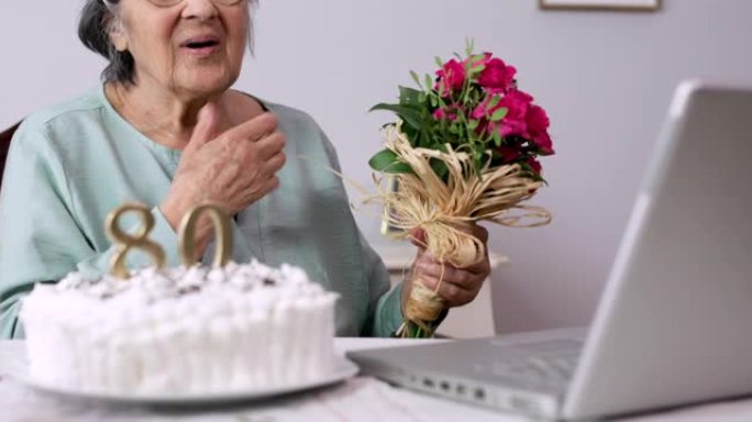 庆祝80岁生日的高级女性