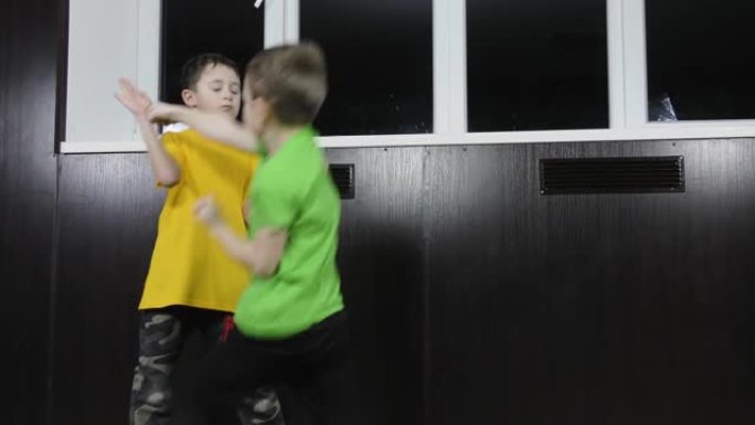 在绿色中，一名运动员在穿着黄色t恤的运动员的手臂上跳了一拳