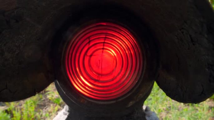 旧铁路红灯信号灯的4k多莉视频。铁路运输和货物的概念