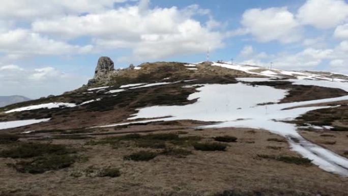 巴尔干山。巴尔干山脉在春天，积雪留在山顶，从空中可以看到。
