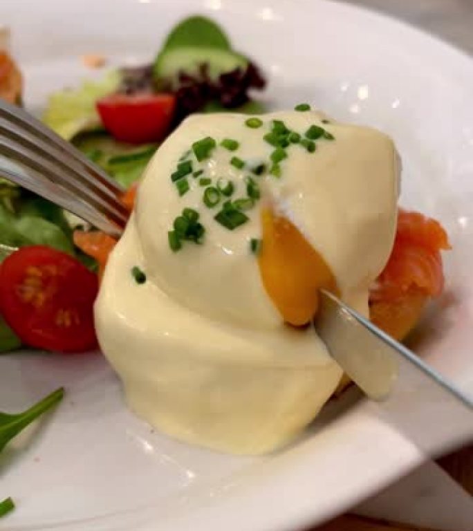 健康的荷包蛋和流淌的蛋黄作为早餐，在咖啡馆切