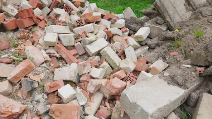 破碎的砖块在建筑垃圾堆中飞舞