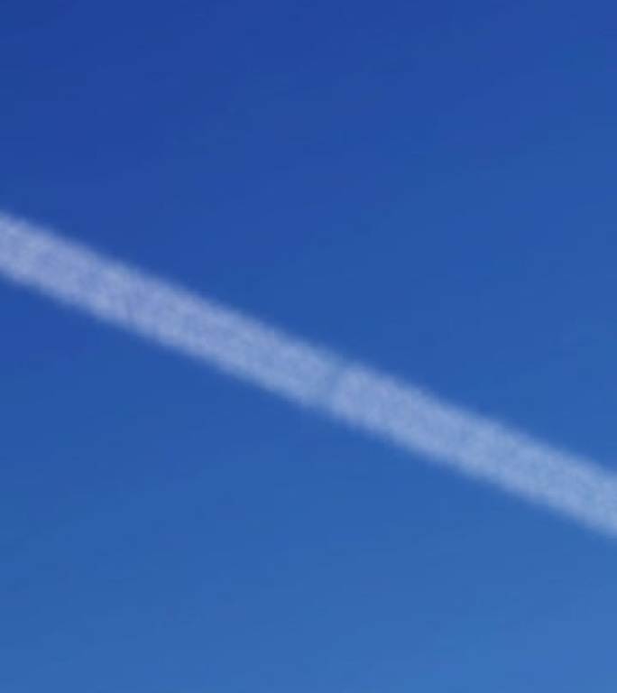 蓝天中的一架飞机