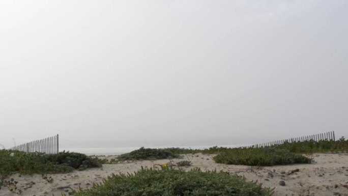 木制栅栏，美国加利福尼亚州桑迪米斯蒂海滩。太平洋海岸，海边雾霾。