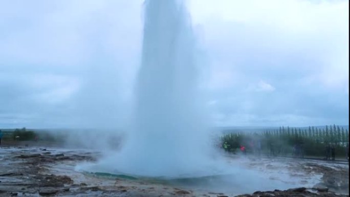 冰岛最大的活跃间歇泉 (Strokkur) 喷发
