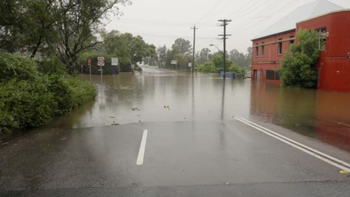 温莎封闭的桥梁街道上的洪水泛滥