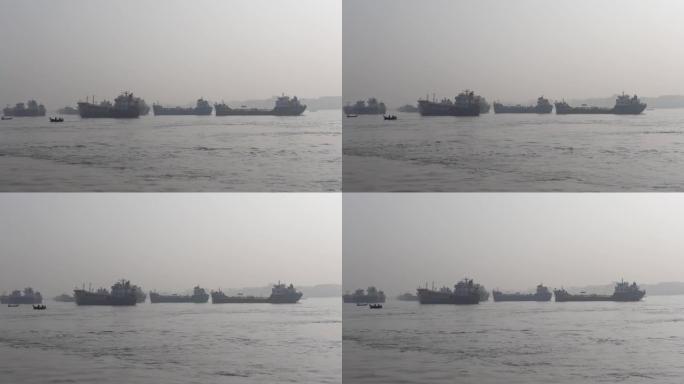 中午，一些在吉大港海港等候的货船可见。吉大港港口的海景。