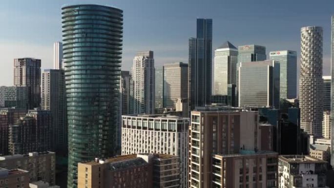 从直升飞机俯瞰市中心金融区，市中心的证券交易所商业摩天大楼