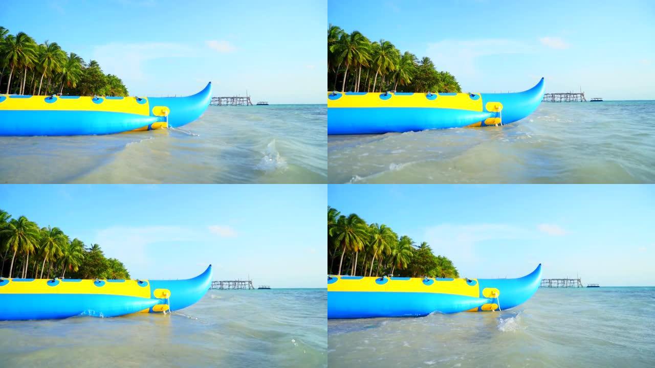 夏季海滩上的香蕉船
