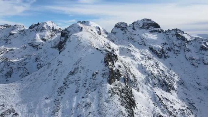 保加利亚里拉山库本斯和奥洛夫茨峰的冬季鸟瞰图