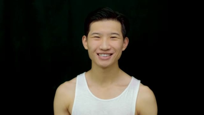 快乐的微笑有趣的韩国男人与明亮的笑声。肖像亚洲欢乐特写。