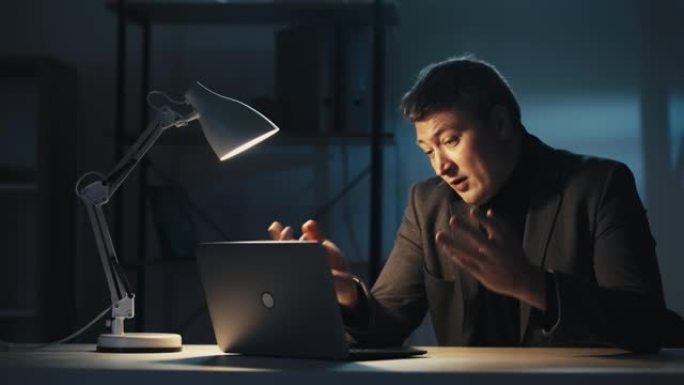 夜间工作视频呼叫商务人员使用笔记本电脑